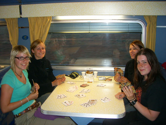 Mia, Annie, Kathrin und ich beim Kartenspielen mitten in der Nacht