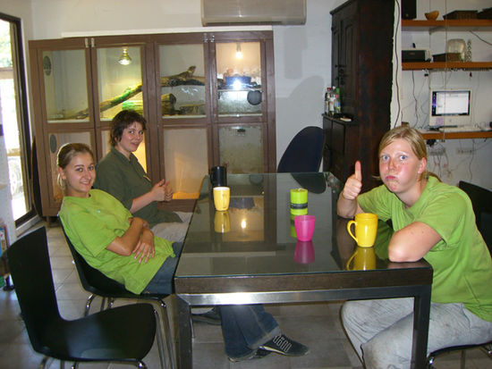 Sam, Nadine und Majliz sitting together