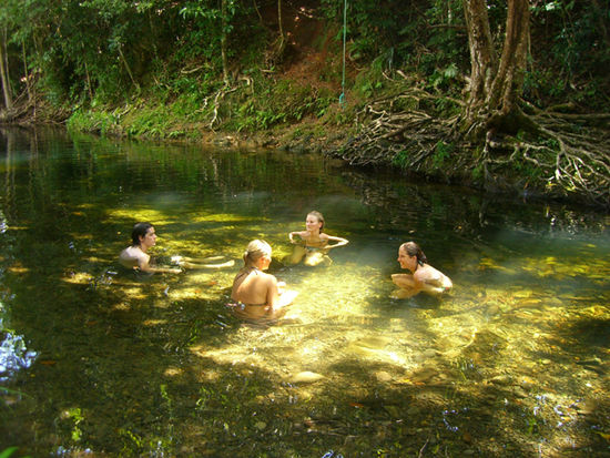 baden im Waterhole Chris (England) Emilie (Frankreich) und 2 Deutsche
