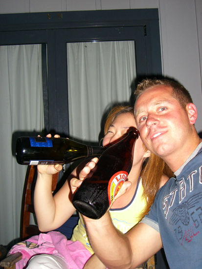 Trisha und Clemi mit kleinen Bierflaschen