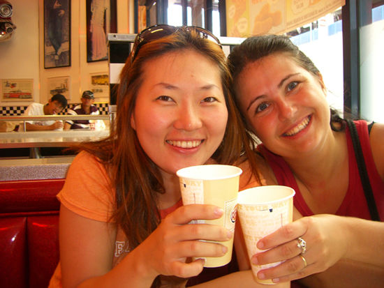 Trisha und Katja in einem amerikanischen Restaurant
