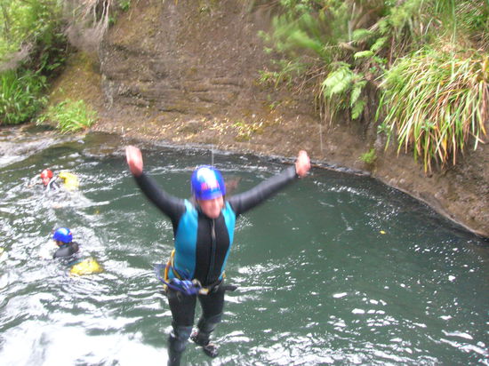 Schraubenjump (also vorwaert abspringen und rueckwaerts ankommen)