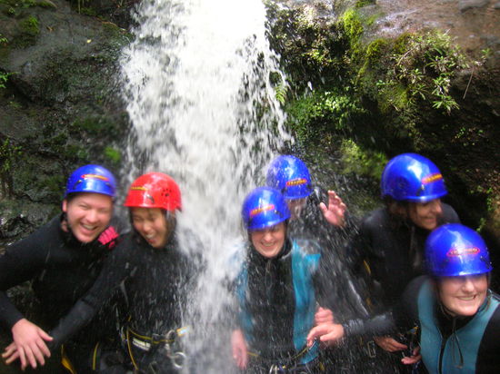 Da sass unser Tourguide (also einer von beiden) oben auf dem Wasserfall und ist eifnach so aufgestanden als wir drunterstanden.