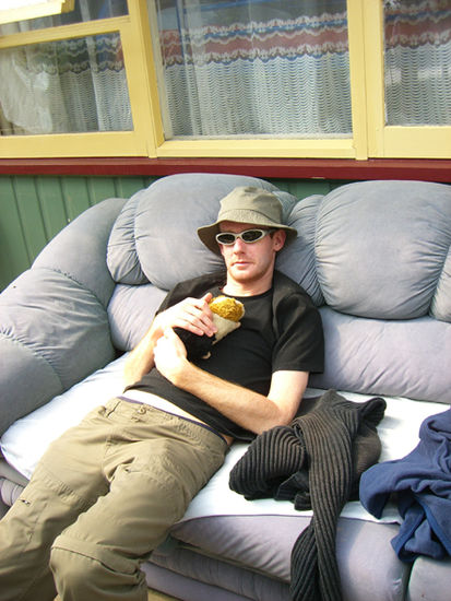 Keith totally relaxed mit Pig (dem suessesten meerschwein der Welt)