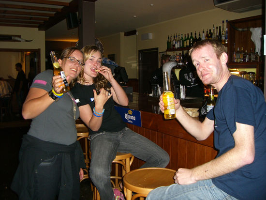 das erste Bier des Abends Kelly, Elly und Keith