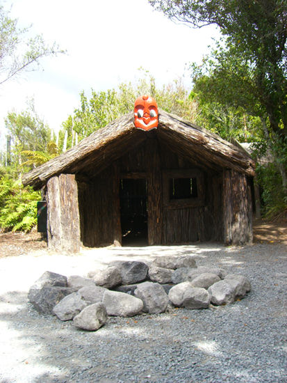 Eine Maorihuette mit Feuerplatz