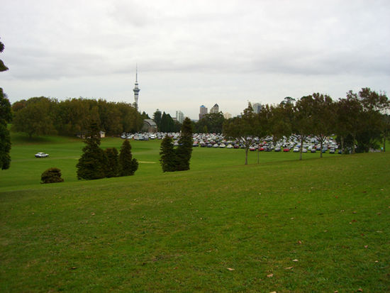da stehen normalerweise gar keine Autos, aber der normale Parkplatz vom Museum war schon voll.
Das ist uebrigens ein Teil des Domain und im hintergrund sieht mand en skytower