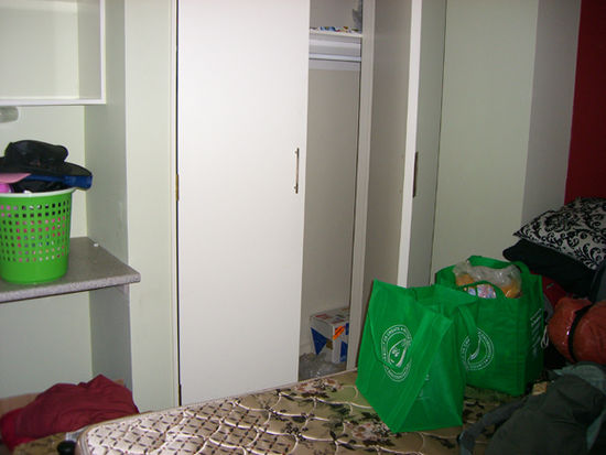 das alte Zimmer... ich stehe AUSSERHALB der Tuer... so klein war es