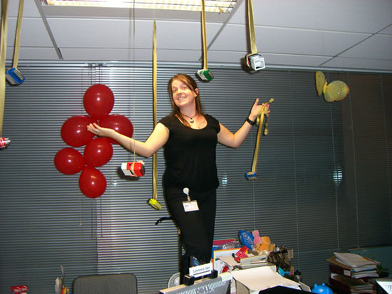ich auf Lawrence Schreibtisch am dekorieren fuer sein 10 jaehriges (im hintergrund wieder grau grau grau grau)