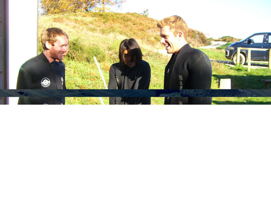 Keith und 2 andere unserer Gruppe in WEtsuits (leider vom Virus zerstoert)