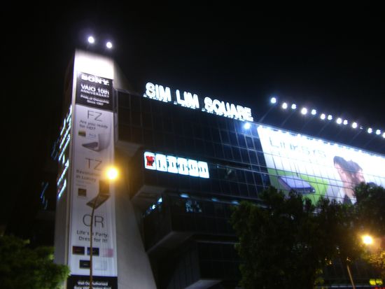SIM LIM Square.. only 5min away.... YEAH!!!