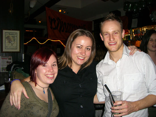 Tina (siehe Outbacktour Australien), Lucy und Jamie im Father Ted's (alle England)