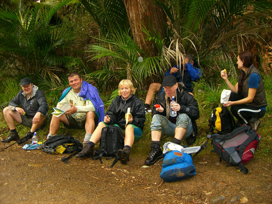 Daniel, Ray, Keren, Jeffrey, Kally und Alec im Gebuesch in unserer kleinen Mittagspause