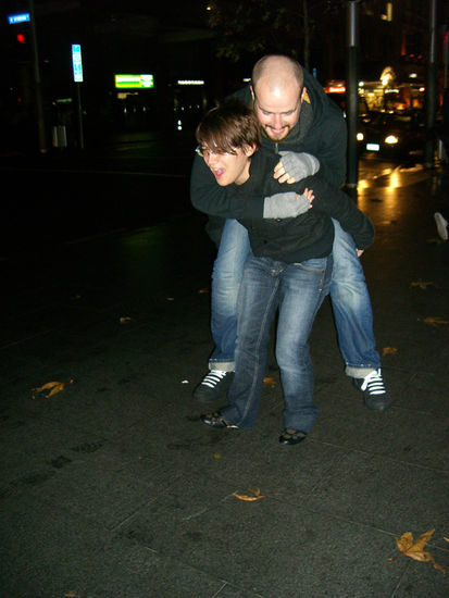 Eines Nachts in Queenstreet ereignete sich, dass Superfrog Pat tragen musste