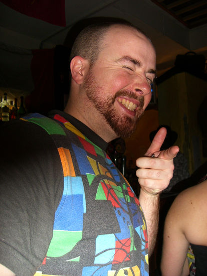 Patrick fand besoffen Spass daran Selbstportraits zu knipsen... das ist eins von 100000 (die ich mal loeschen muss was soll ich mit so vielen Fotos von meinem Arbeitskollegen?! lol)