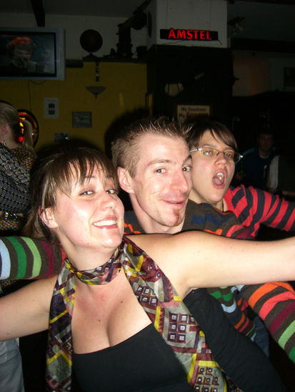 Lucy, Philippe (Aline's Boyfriend) und Aline rocken Father Ted's