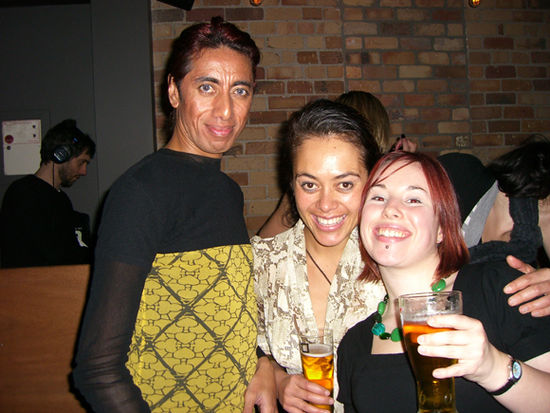 Vouge (ein Freund von Kally), Kally und Tina im Ponsonby Social Club. (sehr sehr posh)