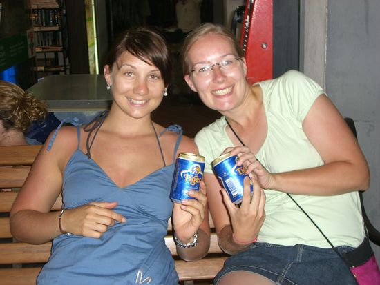 So sehen die Abende aus... Tricia und Heidi mit Tiger (the best beer over here... i've tried all of these)
