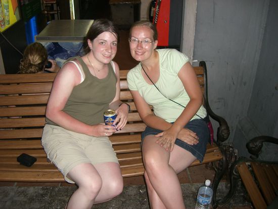 So, nachdem sich beschwert wurde, dass es hier kein Foto von mir gibt: Bitteschön... hier zusammen mit Heidi... und da sieht man schön meinen Sonnenbrand an den Armen *yhiihaa*