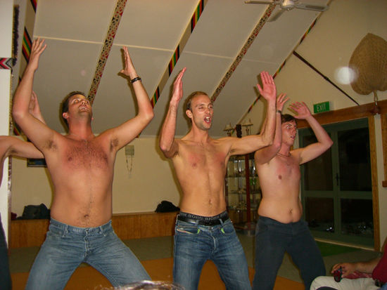 und dann mussten die Boys ausm Bus den haka auch lernen.... lol....