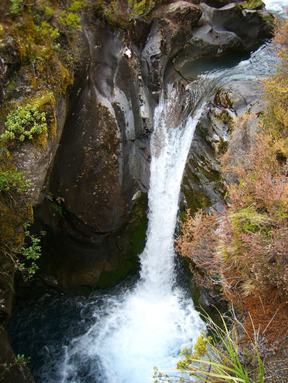 Ein Wasserfall auf dem Weg