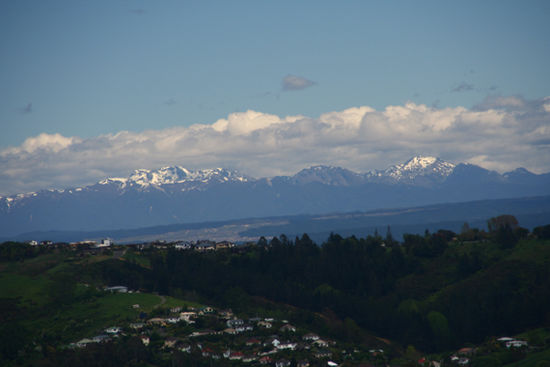 schneebedeckte Berge in der Ferne