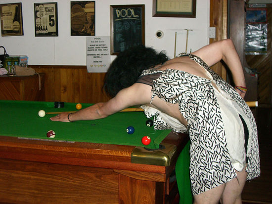 auch Frauen koennen Billiard spielen