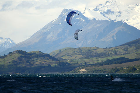 Zwei Kitesurfer zusammen