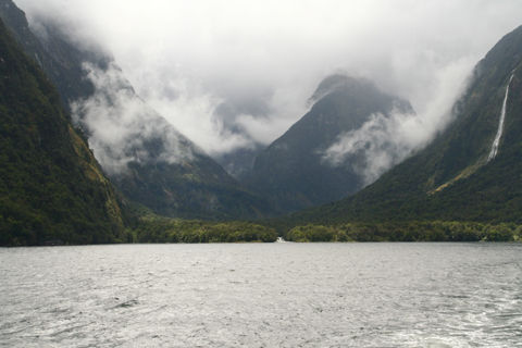 Das Wetter klaert auf in Milford Sound