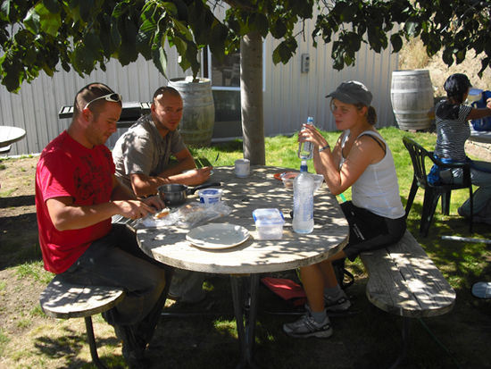 Richard, Colin und Alina in der Mittagspause