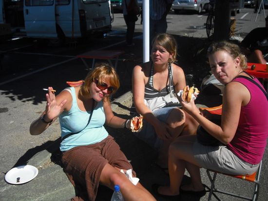 Aelite, Christine und Nina essen Leberkaes aufm Sonntagsmarkt in Motueka