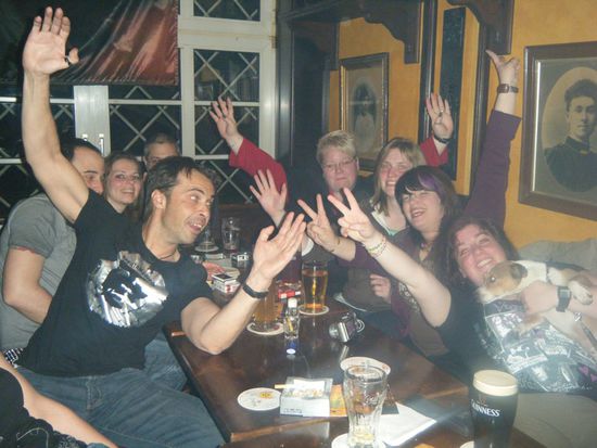 Im Shamrock! Lieb euch alle meine Suessen!!!!!!!! *dicker schmatzer* ... und ich will Postkarten oder noch besser: kommt mich besuchen 