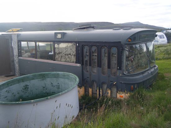 alter Bus auf dem Grundstueck