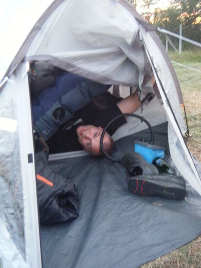 Tomas am "Loch in Luftmatratze"-Suchen  haha