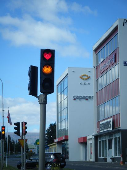 total suess, in Akureyri haben alle Ampeln das rote Licht als Herz  ... wie goldig!
