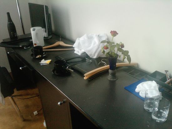 so sieht ein Zimmer typischerweise aus nachdem ein Islaendsiches Paerchen darin die Nacht verbracht hat - UNMOEGLICH