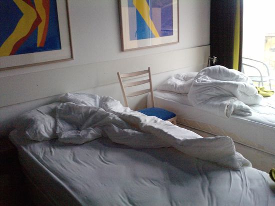 Der Stuhl macht ja auch viel mehr Sinn zwischen den Betten anstatt am Tisch...