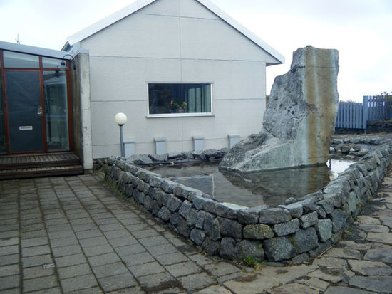 Vorm Haus, ein Brunnen