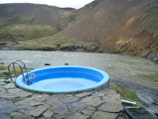 einer der Jacuzzis direkt am Fluss