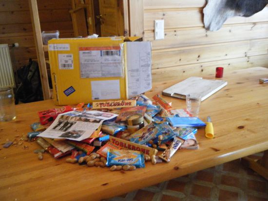 DANKE MARTIN FUER DAS PAKET ... Martin war als Gast hier und hat im Camp ausgeholfen und uns allen ein Fresspaket geschickt... welches nur 2 Tage gehalten hat...