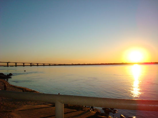 links die Bruecke, die Corrientes mit der Nachbarstadt Resistencia verbindet