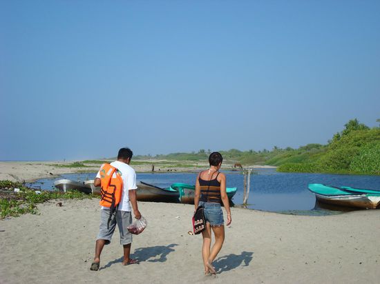Julie und unser Tourfuehrer (in der Hand Fleischabfaelle fuer die Krokodile)
