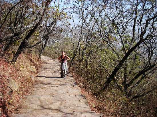 Karin beim Aufstieg auf den kleinen Berg bei Salta