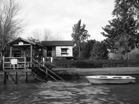Jedes Haus hat einen eigenen Steg. Ein Boot mit Lebensmitteln versorgt die Einwohner.