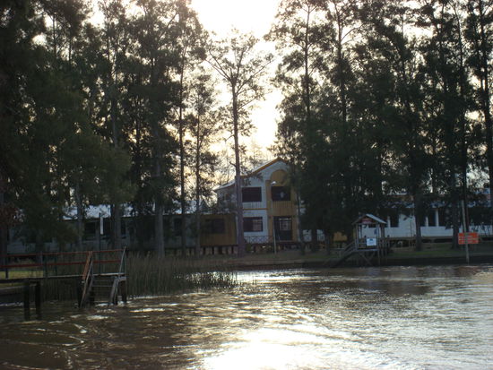 Schule (die Kinder werden mit einem Boot zuhause abgeholt und in die Schule gefahren)