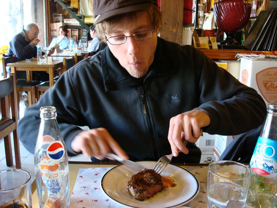 Beat und sein erstes Bife de lomo! Gluecklich und zufrieden!