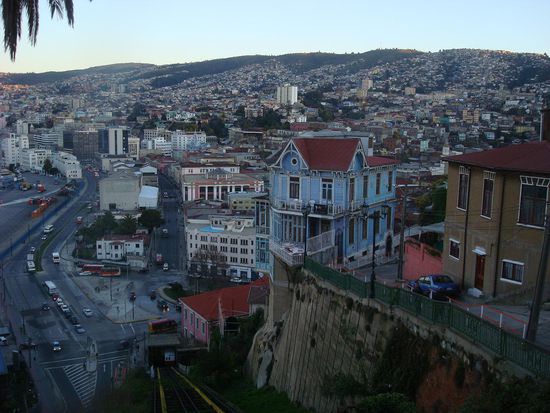 Ausblick vom Aufzug aus. links Meer