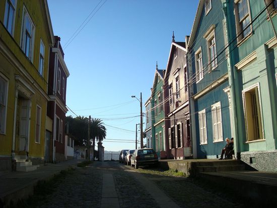 Die Haeuser sind sehr bunt und unterschiedlich