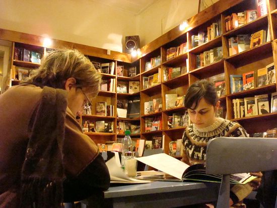 Dieses Café ist Bibliothek und Café zugleich, man kann Buecher lesen, kaufen, etwas trinken oder essen...