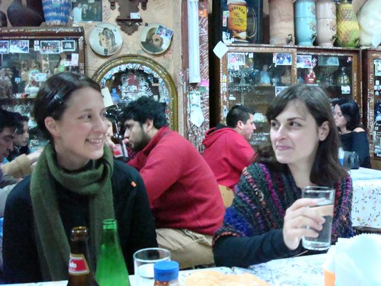 hier gingen wir Chorillana essen, eine Spezialitaet (Pommes mit Rindfleisch, Ei, Zwiebeln gemischt)